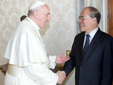 Chủ tịch Quốc hội Nguyễn Sinh Hùng hội kiến Giáo hoàng Francis.